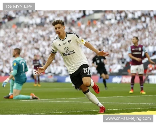 对半围巾热销温布利:英超纪念品经济与球迷文化全球化 对半围巾热销温布利:英超纪念品经济与球迷文化全球化